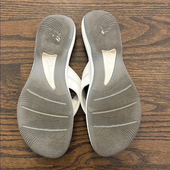 Clarks Cloudsteppers White and Gray Flip Flops - Picture 4 of 5
